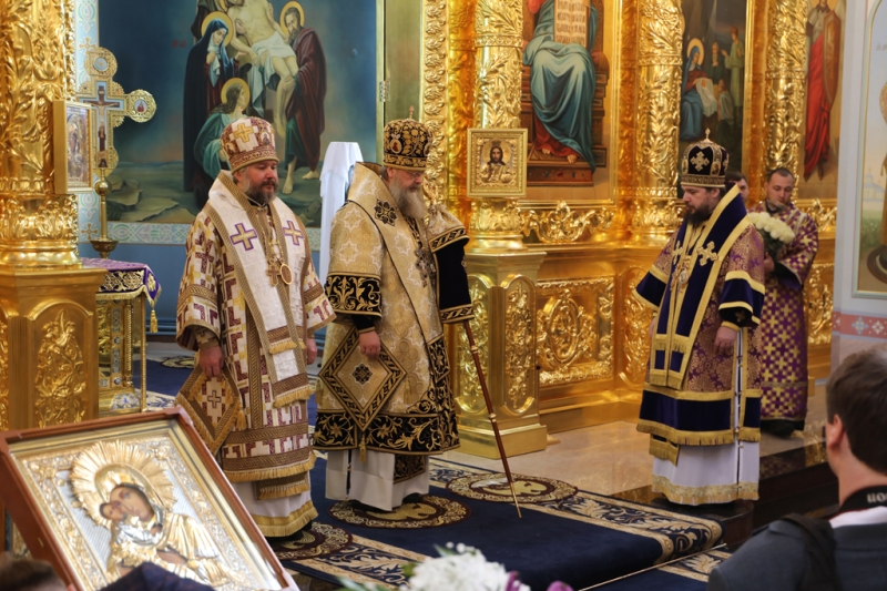 Высокопреосвященнейший митрополит Меркурий, Преосвященнейший епископ Антоний и Преосвященнейший епископ Симон совершили Божественную литургию в соборе Рождества Христова города Волгодонска