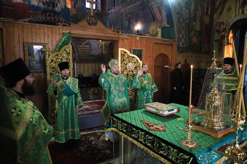 В день памяти преподобного Никона, игумена Радонежского епископ Шахтинский и Миллеровский Симон совершил Божественную литургию в Покровском кафедральном соборе г. Шахты