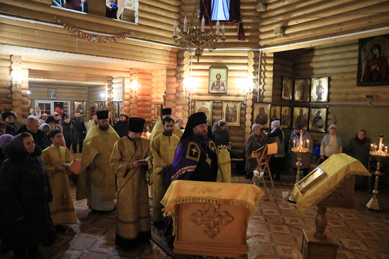 Воскресное богослужение архиерейским чином собрало на молитву в Екатерининском Архиерейском подворье верующих города Красный Сулин