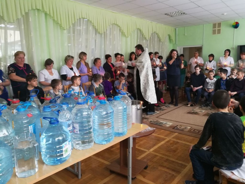 В праздник Крещения Господня реабилитационный центр детей-инвалидов «Добродея» г. Шахты посетил благочинный Александровск-Грушевского округа протоиерей Владимир Иванов