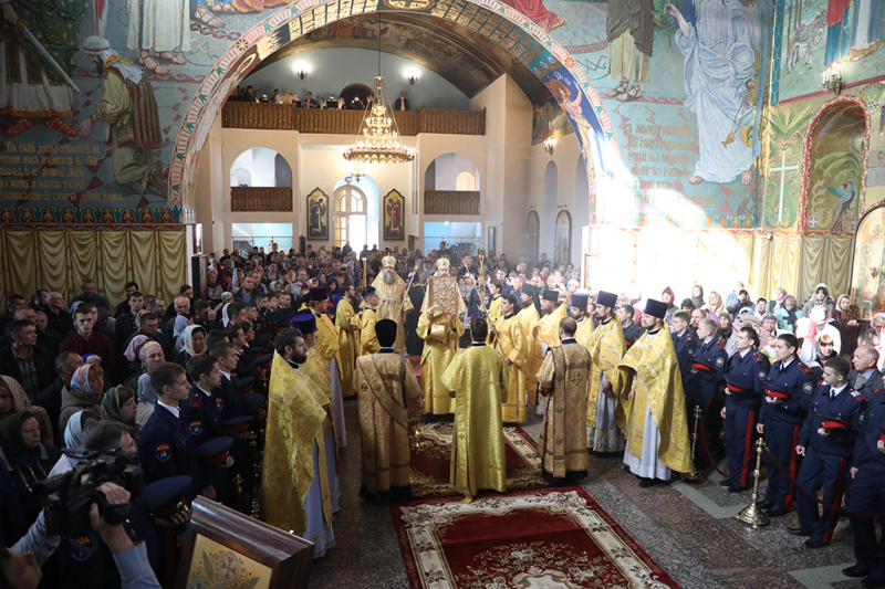 Воскресное богослужение в Покровском кафедральном соборе г. Шахты совершили Глава Донской митрополии митрополит Ростовский и Новочеркасский Меркурий и епископ Шахтинский и Миллеровский Симон