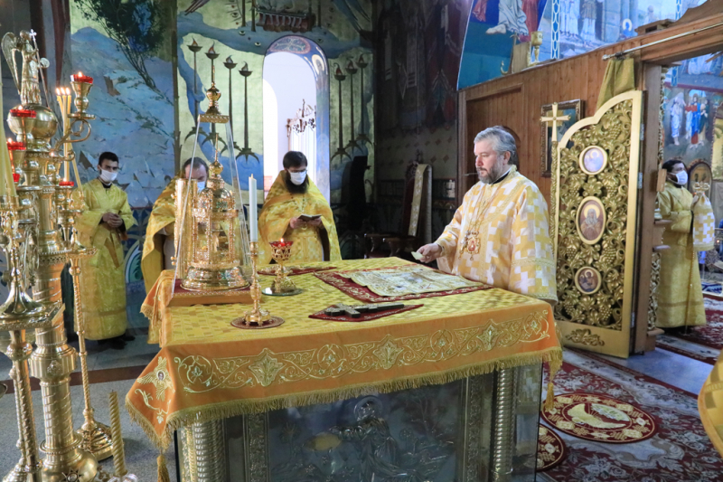 В день памяти святых первоверховных апостолов Петра и Павла Преосвященнейший епископ Симон возглавил Божественную литургию в Покровском кафедральном соборе г. Шахты