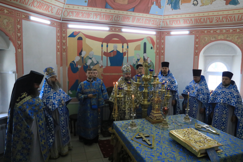В день престольного праздника Преосвященнейший епископ Симон совершил Божественную литургию в храме Донской иконы Божией Матери г. Новошахтинска