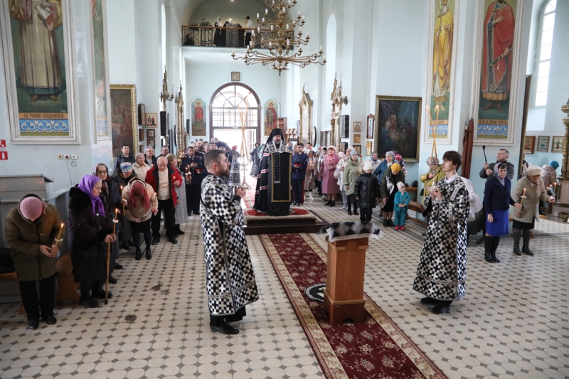 Чтение Великого покаянного канона преподобного Андрея Критского в Донецком Успенском архиерейском подворье ст. Гундоровской во вторник первой седмицы Великого поста