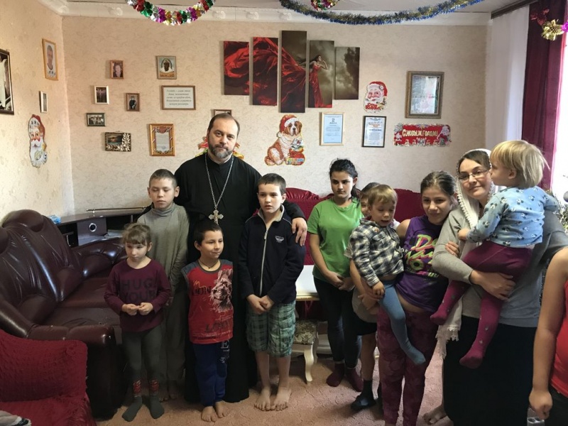 Настоятель Пантелеимоновского прихода г. Миллерово иеромонах Димитрий (Яроцкий) вместе с сестрами общества «Милосердие» поздравили со праздником Рождества Христова приемную семью Музенитовых