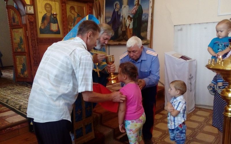 На Божественной литургии в праздник Успения Божией Матери в храме Рождества Пресвятой Богородицы х.Ажинов побывали 24 воспитанника местного детского сада «Сказка» и причастились Святых Христовых Тайн