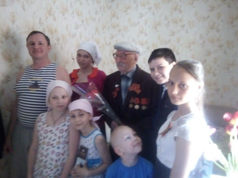 Молодежь клуба «Камо Грядеши?» и воспитанники воскресной школы «Свет Ангела» посетили ветерана Великой Отечественной войны на дому