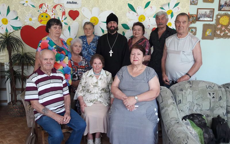 Священник посетил клуб для пожилых людей «Золотой возраст» в реабилитационном центре «Радуга» г. Красный Сулин