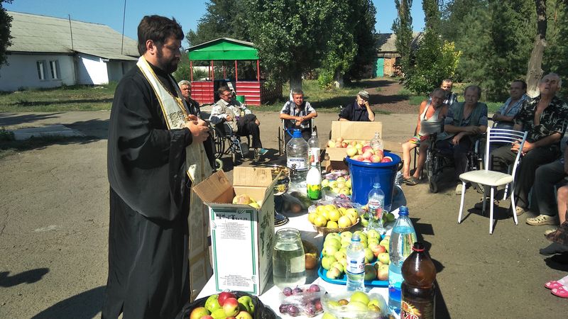 Настоятель храма Александра Невского г. Красный Сулин поздравил постояльцев интерната для инвалидов с праздником Преображения Господня