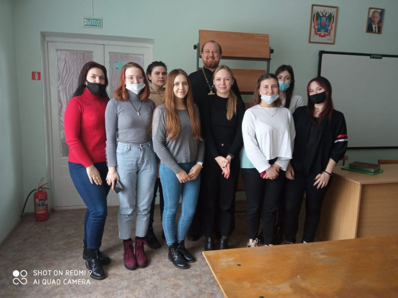 Протоиерей Романт Амплеев провел встречу со студентами филиала ЮФУ г. Новошахтинска
