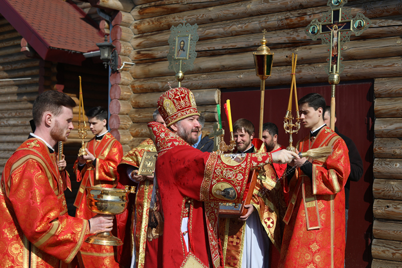 В среду Светлой седмицы епископ Симон продолжил пасхальные торжества в Архиерейском подворье в честь великомученицы Екатерины г. Красный Сулин