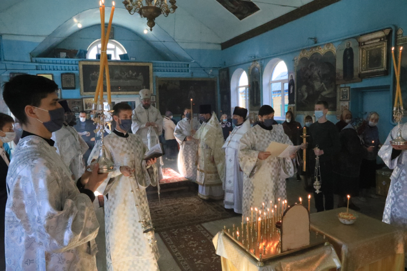 На девятый после кончины протоиерея Валерия Татаркина Преосвященнейший епископ Симон совершил заупокойную Божественную литургию в храме святителя Николая г. Шахты