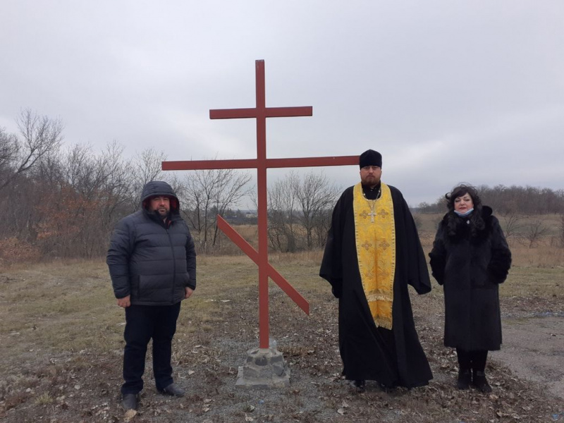 Благочинный приходов Новошахтинского округа протоиерей Роман Амплеев посетил места захоронения солдат, погибших в годы Великой Отечественной войны