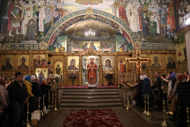 Праздников Праздник и Торжество из Торжеств. В праздник Светлого Христова Воскресения в Покровском кафедральном соборе г. Шахты состоялось торжественное богослужение