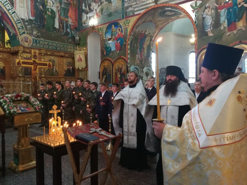 В Покровском кафедральном соборе г. Шахты отслужена панихида по убиенным в годину лютых гонений казакам