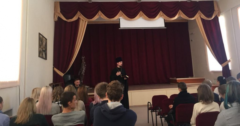 В МОУ СОШ № 21 города Шахты состоялась беседа священника и психолога со школьниками