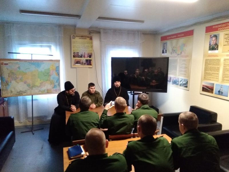 Беседу с военнослужащими 150-й мотострелковой дивизии провели руководитель миссионерского отдела Шахтинской епархии иерей Иоанн Трофимов и иерей Евгений Поцелуев