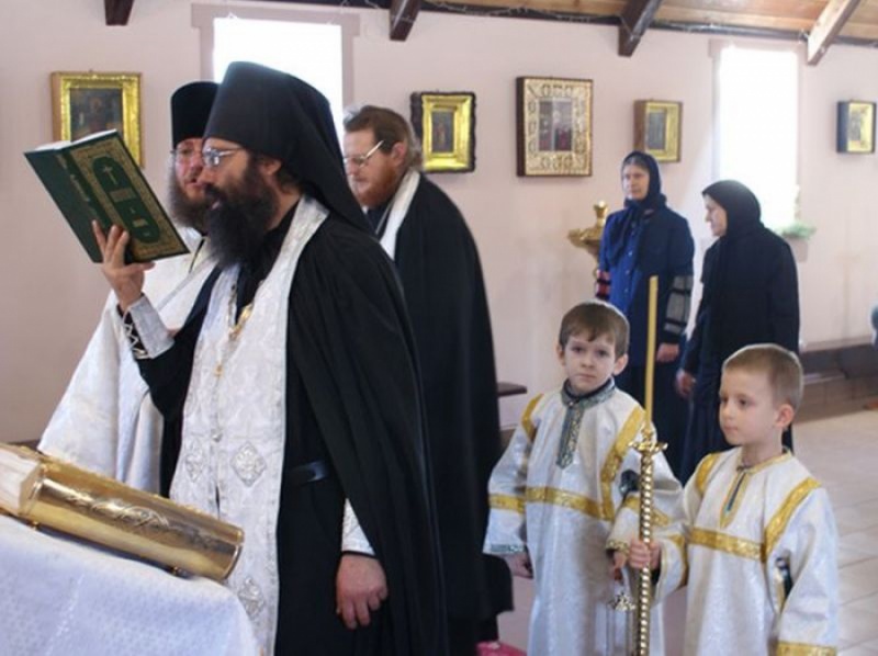 Детей прихожан Покровского мужского монастыря благословили на ношения стихаря