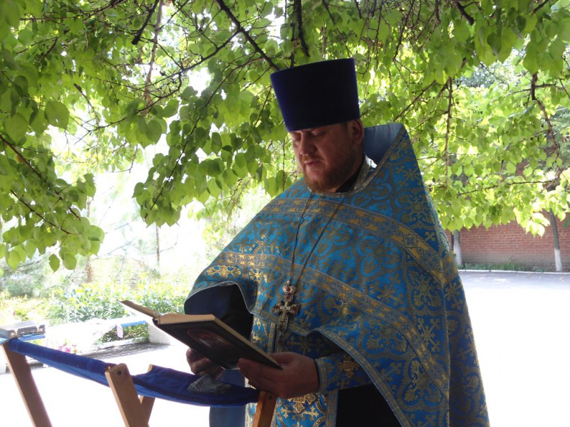 В отделении сестринского ухода больницы города Каменск-Шахтинский протоиерей Вячеслав Лавлинский совершил водосвятный молебен с акафистом перед чтимым образом Пресвятой Богородицы «Почаевской»