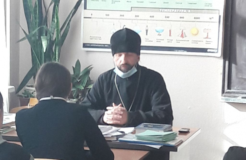 Иеромонах Арсений (Алимов) встретился с учащимися 22 школы пос. Горный