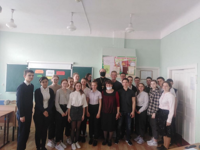 Протоиерей Роман Амплеев встретился с учащимися школы № 43 г. Новошахинска