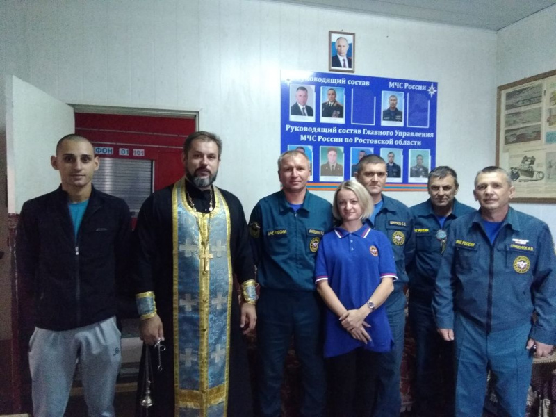 В день почитания образа Богородицы «Неопалимая купина» иерей Евгений Поцелуев совершил чин освящения служебных помещений и техники пожарно-спасательной части