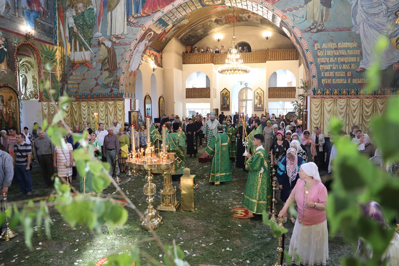 Накануне празднования дня Святой Троицы епископ Шахтинский и Миллеровский Симон совершил всенощное бдение в кафедральном соборе Покрова Пресвятой Богородицы