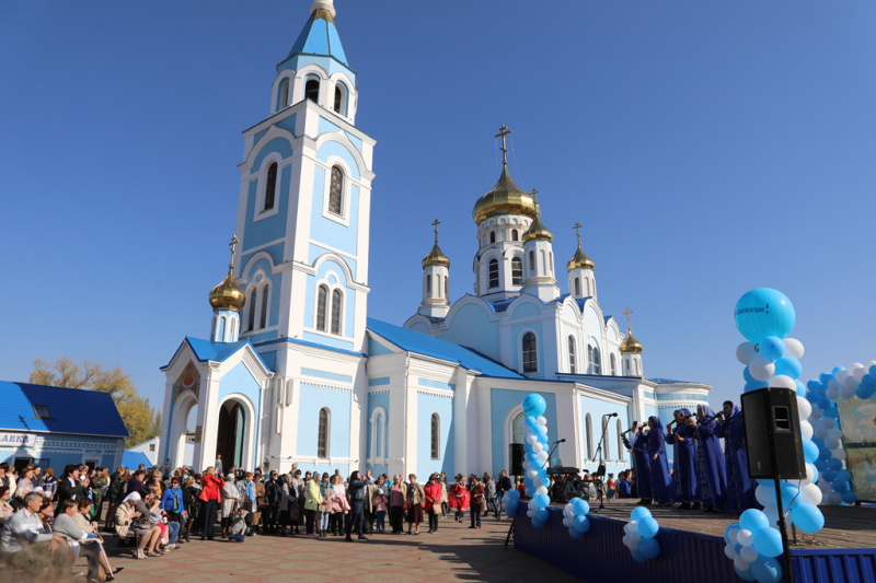 В праздник Покрова Пресвятой Богородицы на Соборной площади города Шахты гостей ждали концерт, казачья уха и мастер-классы