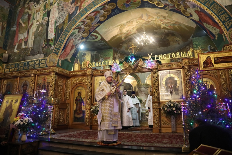 Рождество Христово праздничным богослужением встретили в Покровском кафедральном соборе Шахтинской епархии
