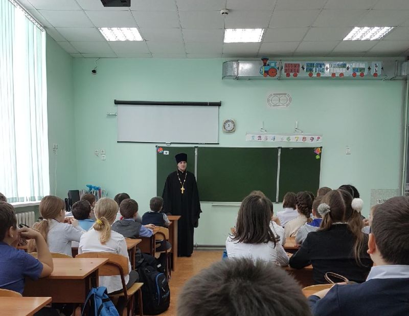 Благочинный Зверево-Никольского округа провел урок ОПК в школе № 1 г. Зверево