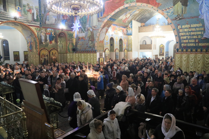 Рождественская ночь собрала шахтинцев на праздничное богослужение в соборе Покрова Пресвятой Богородицы