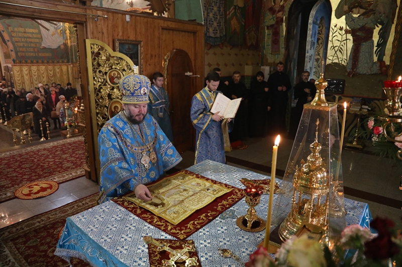 В праздник Сретения Господня Правящий архиерей Шахтинской епархии Преосвященнейший епископ Симон совершил богослужение в Покровском кафедральном соборе г. Шахты