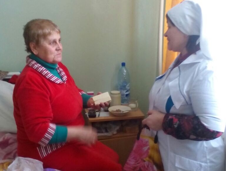 В праздник Сретения Господня сестры милосердия Державного храма г. Донецка посетили терапевтическое отделение городской больницы