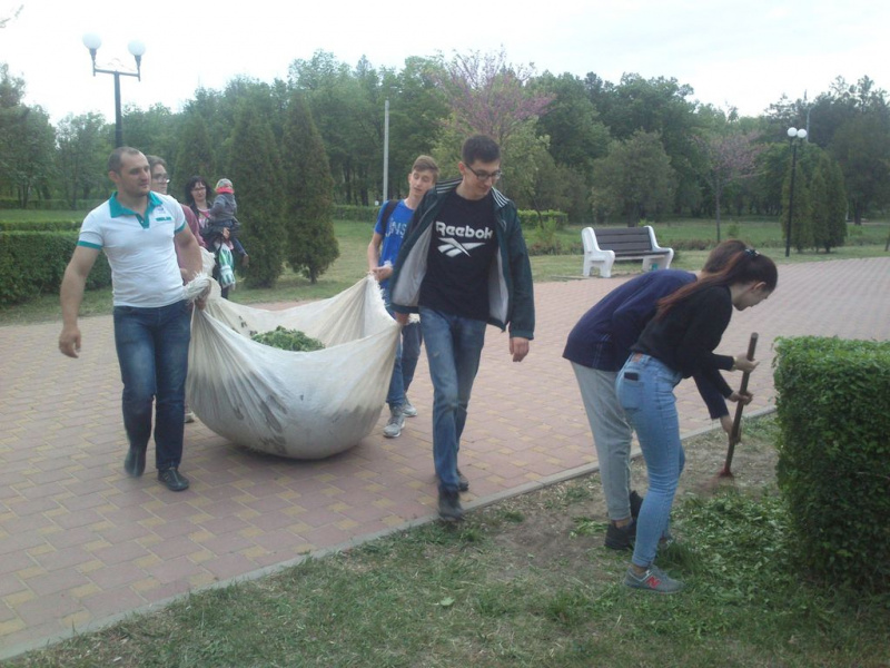 Студенты-волонтеры отряда «Доброхоты» провел акцию по облагораживанию территории у памятника «Защитникам Отечества г. Донецка»