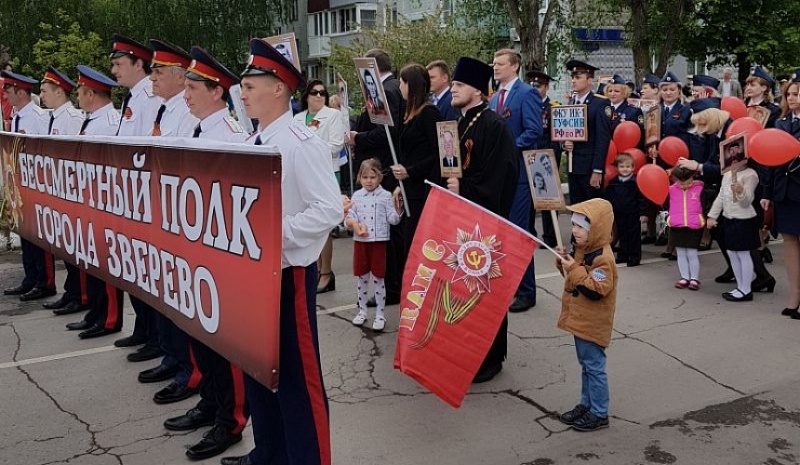 Благочинный Зверево-Никольского округа принял участие в шествии «Бессмертного полка» в г. Зверево