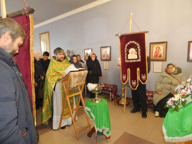В честь престольного праздника храма святого благоверного Александра Невского г. Красный Сулин настоятель храма иерей Сергий Столяров совершил Божественную Литургию и молебен
