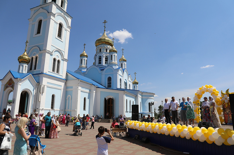Семья — малая Церковь. На соборной площади г. Шахты отметили День семьи, любви и верности в честь святых благоверных князя Петра и княгини Февронии Муромских