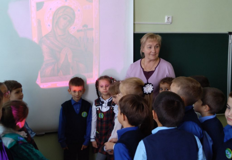 О празднике «Покров Пресвятой Богородицы» помощник благочинного по образованию рассказала ученикам школы № 2 г. Миллерово