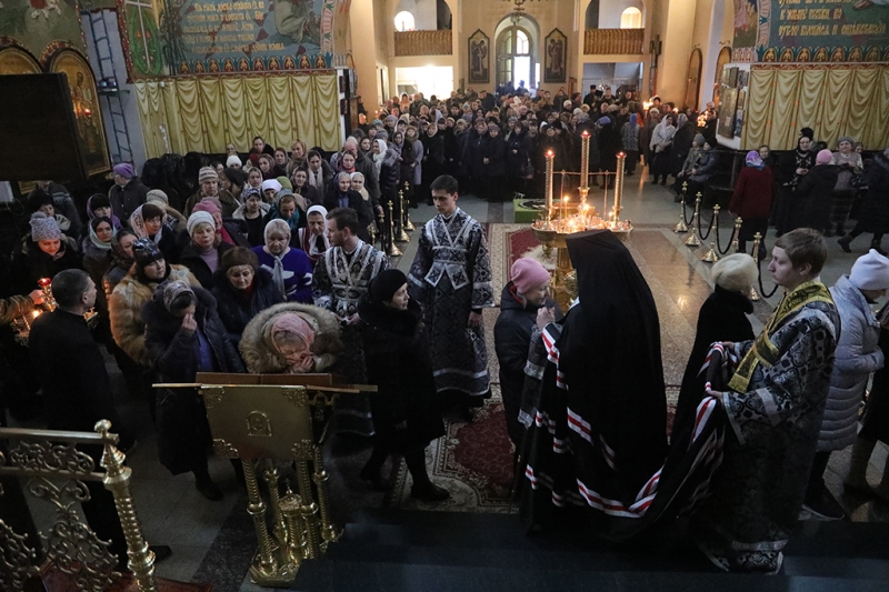 Вечернее богослужение с чином прощения накануне Великого поста состоялось в Покровском кафедральном соборе г. Шахты