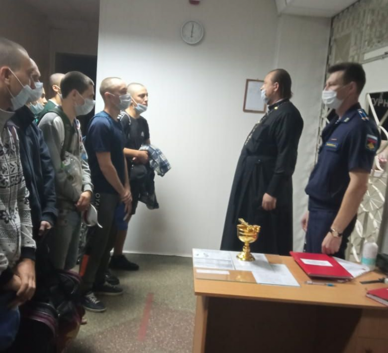 Протоиерей Роман Амплеев благословил новобранцев весеннего призыва военного комиссариата города Новошахтинска