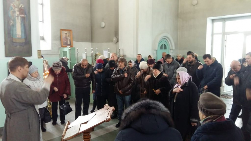 В праздник Рождества Господа и Спаса нашего Иисуса Христа духовник общины инвалидов по слуху иерей Владимир Щербаков провел особый молебен с переводом богослужебного текста на язык жестов