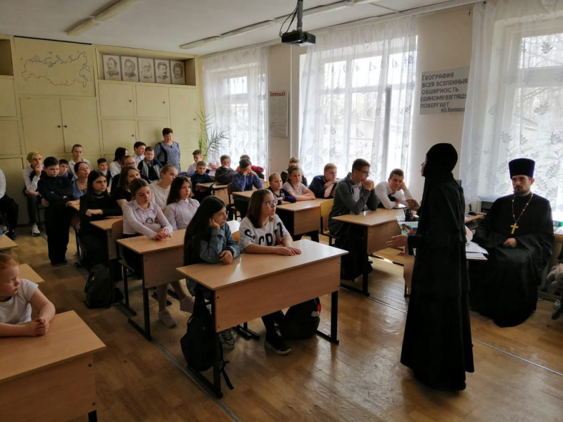В МОУ СОШ № 41 г. Шахты состоялась встреча монахини Марии (Литвиновой) с учащимися