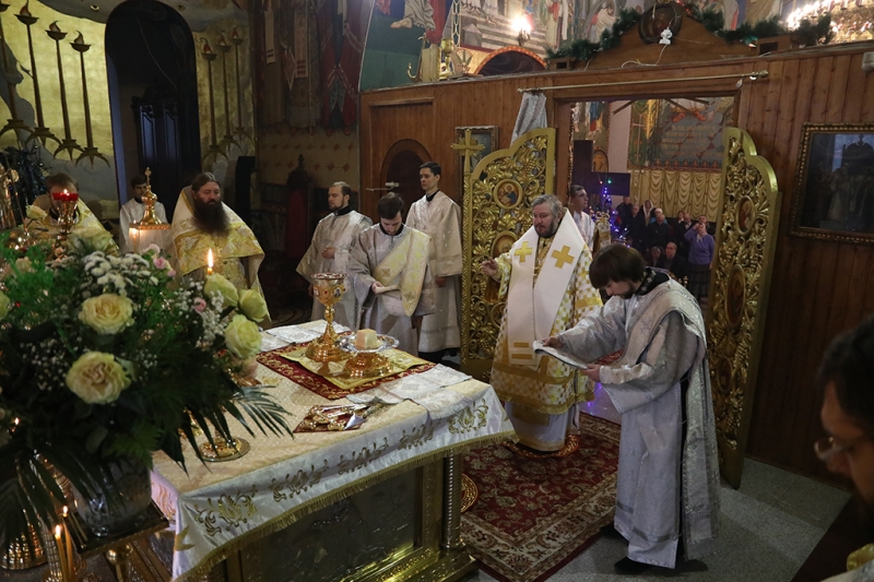 В Рождественский сочельник Преосвященнейший епископ Симон совершил богослужение в Покровском кафедральном соборе г. Шахты