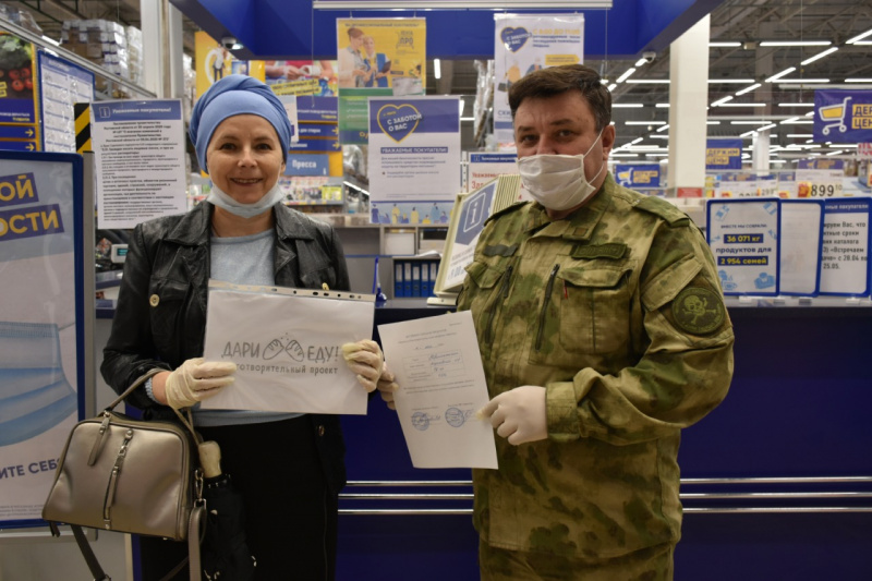В Новошахтинске в рамках Всероссийской благотворительной акции помощи «Дари еду!» передали продуктовые наборы особо нуждающимся семьям
