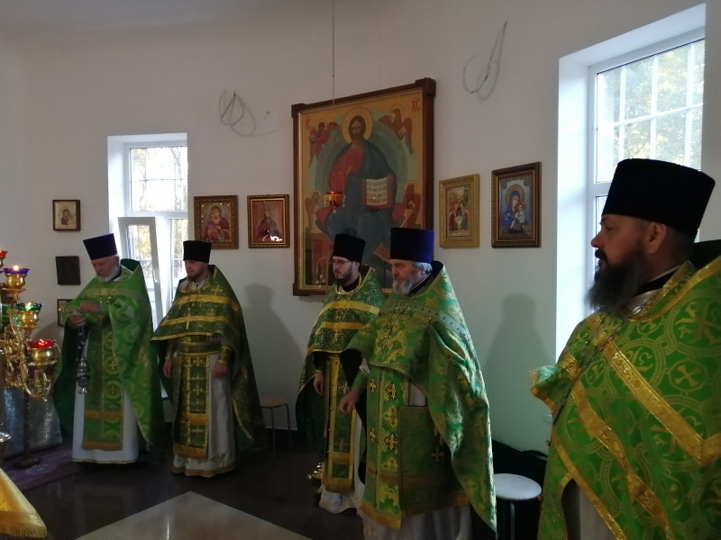 В день памяти святого преподобного Сергия Радонежского в храме святой великомученицы Варвары г. Гуково была совершена соборная Божественная литургия