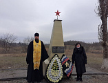 Благочинный приходов Новошахтинского округа протоиерей Роман Амплеев посетил места захоронения солдат, погибших в годы Великой Отечественной войны