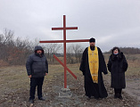 Благочинный приходов Новошахтинского округа протоиерей Роман Амплеев посетил места захоронения солдат, погибших в годы Великой Отечественной войны
