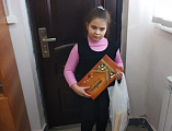 Православные добровольцы Новошахтинского благочиния и региональное отделение Фонда продовольствия «Русь» провели выдачу и развоз сладких подарков и продуктовых наборов нуждающимся семьям
