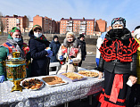 В прощеное воскресенье на площади перед Донским храмом г. Новошахтинска прошло мероприятие, посвященное Масленице