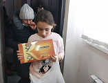Православные добровольцы Новошахтинского благочиния и региональное отделение Фонда продовольствия «Русь» провели выдачу и развоз сладких подарков и продуктовых наборов нуждающимся семьям